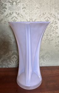 Au marteau : André Hunebelle vase à pans en verre blanc laiteux ….